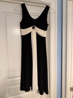 Jessica Howard Black and Cream Empire-Waist Midi Dress